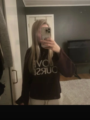 Vinröd stickad tröja med text - Säljer denna i storlek 158/164