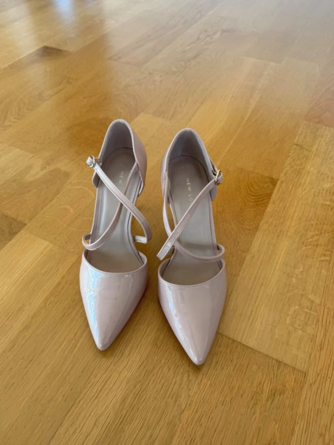 Nude lackpumps med remmar - 1