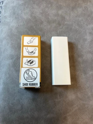 Lite shystare Vit skogummi (Shoe rubber) för rengörin - Praktisk vit skogummi som effektivt tar bort smuts och fläckar från sneakers och andra skor. Enkel att använda, bara gnugga på sulan eller mockan. De till för mocka alcatara hårdare tyg och sulor. för att fräscha upp skorna. Perfekt för dig som vill hålla dina skor snygga och rena. Ingen färg i produkten så kan användas på alla olika färger utan att det färgar av sig.