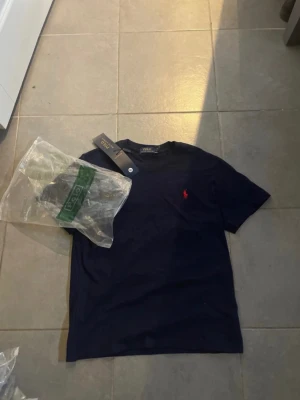Mörkblå t-shirt från Polo Ralph Lauren - Hej säljer denna fina t shirten som är helt ny / ingen har arnvänt den! Kom med frågor 😊den är i storlek S!