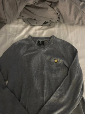 Lyle & scott tröja  - Säljer denna v-ringade lyle & scott tröja, storlek M. Inga defekter, inte använd många gånger.