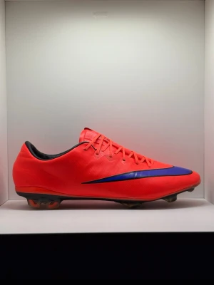 Nike Mercurial Vapor 10 - Nike Mercurial Vapor 10 FG ”Bright Crimson”🐙  Size- 9.5 US/ 43 EU 🇪🇺   Condition- 7.5/10 (glued)