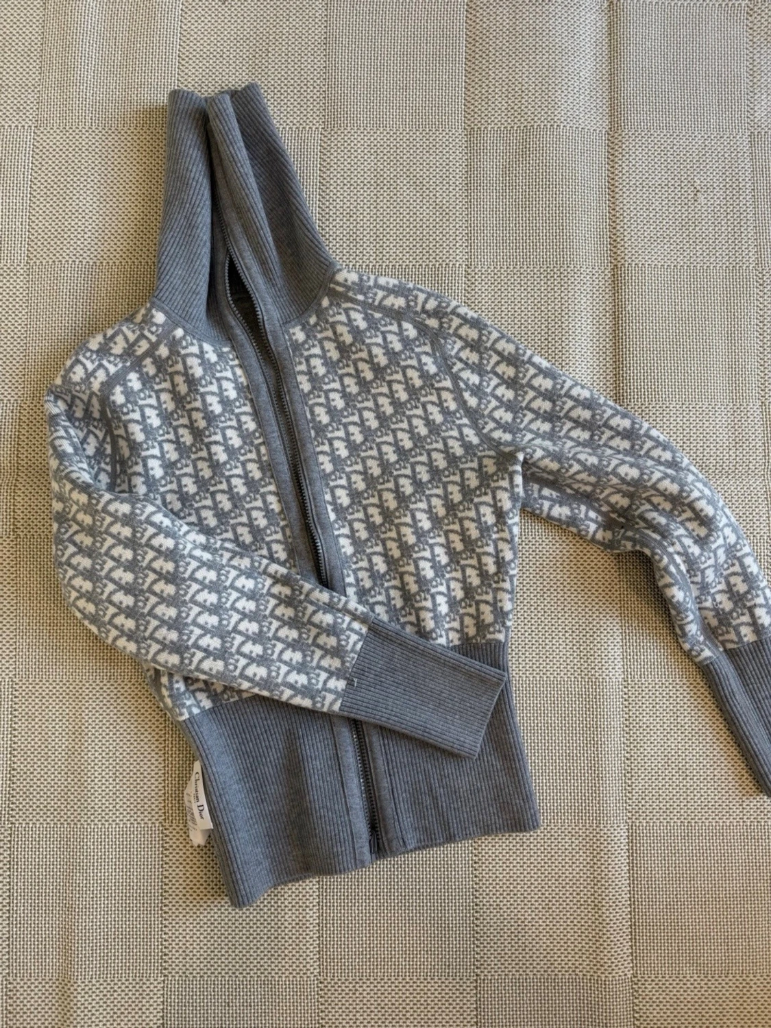 Grå kofta med mönster och dragkedja - 3