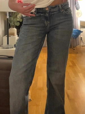 Blåa jeans  - Säljer mina lågmidjade jeans från bershka i storlek 34,knappt använda men en liten skada nere vid benet men inget som syns jättemycket💕