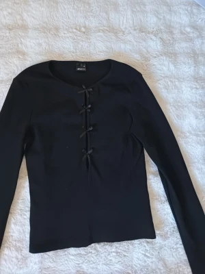 Ginatricot tröja med rosetter  - Nyskick! Fin ribbad långärmad tröja med rosetter