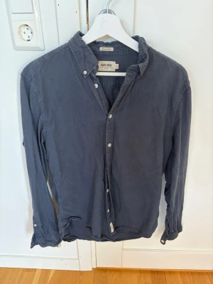 Mörkblå skjorta från East West - Snygg mörkblå skjorta från East West. Hör av er vid fler frågor 