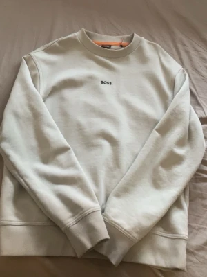 Beige sweatshirt från BOSS - Beige Boss tröja storlek M men passar S, använt den två gånger.