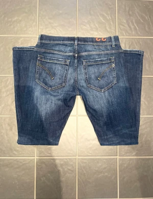 Dondup George  - Säljer dessa feta mörkblåa Dondup Jeansen med riktigt fet tvätt i storlek 33. Nypriset ligger runt 4000kr, säljer för 999kr! Bara att höra av sig med frågor och skicka gärna prisförslag jag diskuterar gärna priset💯