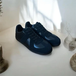 Svart Maison Margiela Gats Skor - Svarta Maison Margeila Skor i storlek 42 kan passa 43. Helt ny oanvänt. PRIS KAN ALLTID DISKUTERAS!