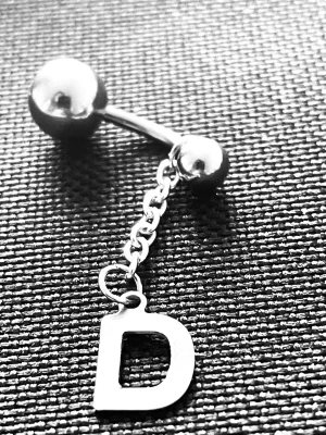By prisförslag- Piercingsmycke med valfri bokstav i silver - Unikt piercingsmycke i blankt silvrigt metall med en kedja och en valfri hängande bokstav. Perfekt för dig som vill ha en personlig touch på din piercing. Passar till exempel i örat eller som industrial.