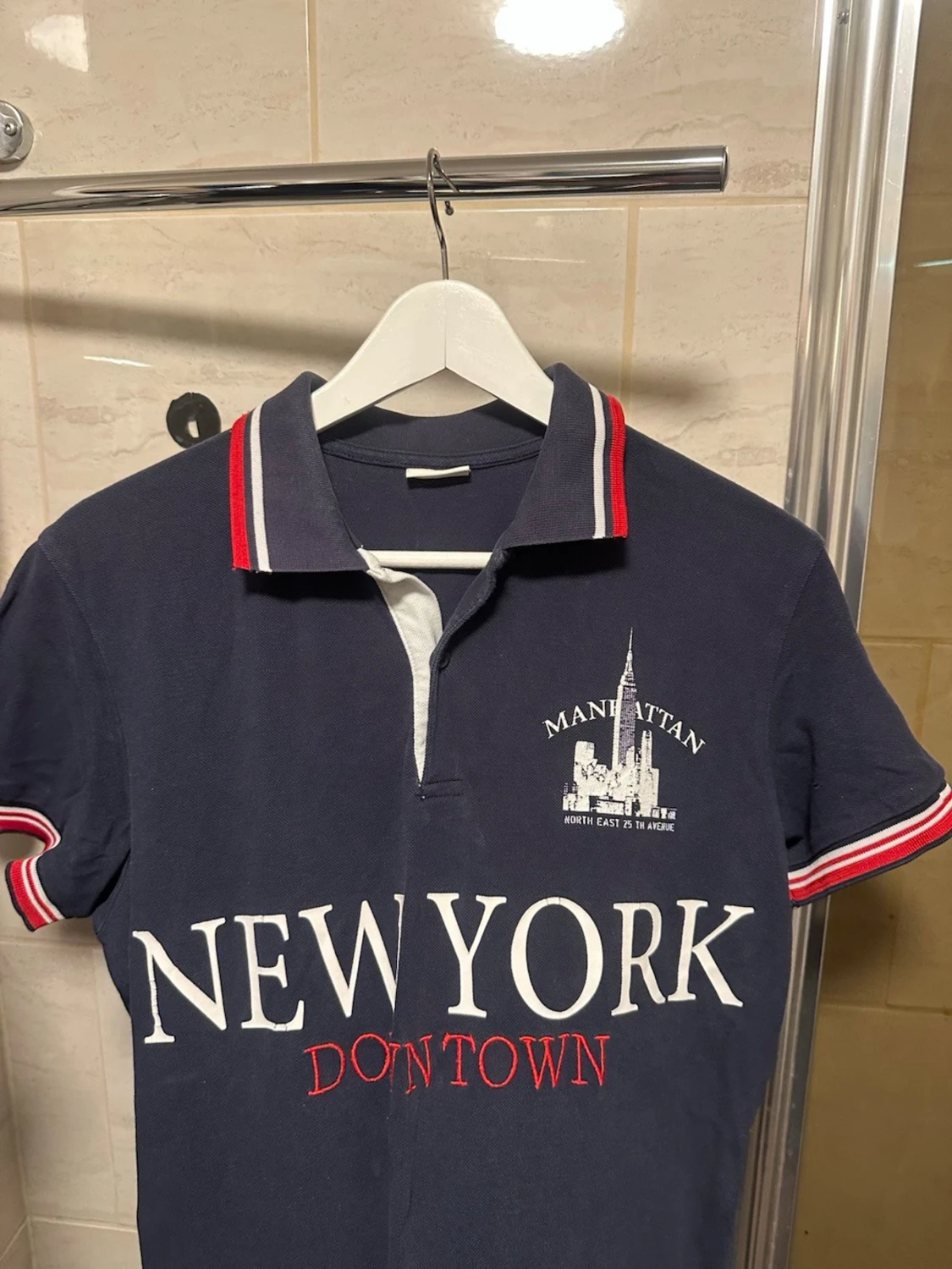 Marinblå pikétopp med New York-tryck