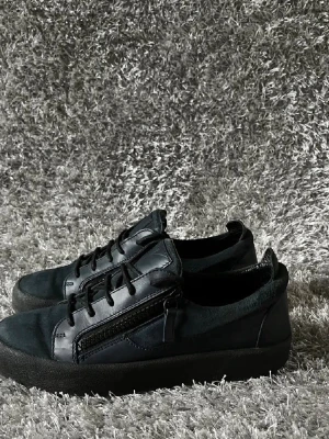 Guizeppe Zanotti sneakers  - Snygga mörkblå sneakers från Zanotti i fint skick, säljes så billigt för har ingen box eller något då jag köpte de för länge sedan och för jag behöver pengar till studenten.