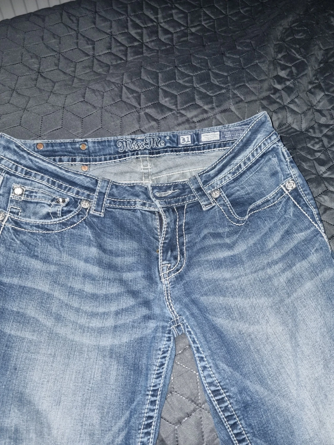 Blå bootcut jeans med broderi från miss me  - 5