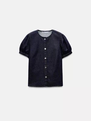 Zara blus - Jätte fin jeans topp/blus ifrån zara som är använd ett fåtal gånger. Den ser lite skrynklig ut eftersom den varit i garderoben ett tag❣️