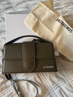 Handväska  - Militärgrön handväska med silvriga detaljer. 