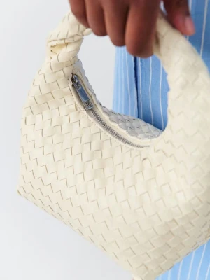 Vit flätad väska  - Säljer min vita flätade väska från ginatricot som är väldigt populär och slutsåld.. väskan är använd fåtal gånger och i mycket bra skick 🤍