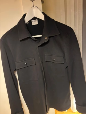 Overshirt  - Jätte snygg overshirt från Selected home i storlek S. Defekt är att en av knapparna har lossnat se bild 2 för att se 