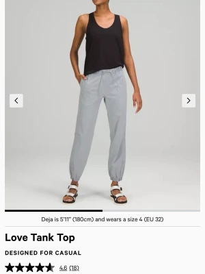 Svart linnetopp från Lululemon - Svart linnetopp från Lululemon med klassisk racerback-design och rundad halsringning. Toppen är ärmlös och har en loose passform, perfekt för träning eller avslappnade dagar. Tillverkad i mjuk bomullsmix som andas och känns skön mot huden. Kostar 380kr original, prislapp kvar. Passar xs-M