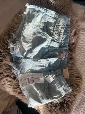 Ljusblå denimshorts med fransar - Köpte dessa förra året och har inte använt dom alls!