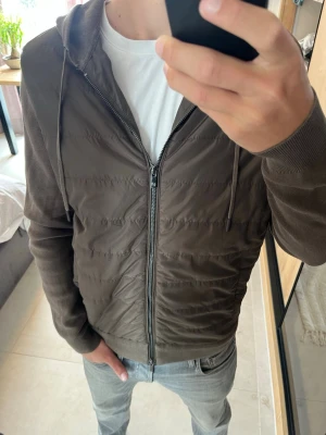 Cardigan jacka från Massimo Dutti  - Hej! Säljer en snygg brun cardigan jacka ifrån Massimo Dutti. På jackan står det size M men det är mer som size S.                                             📐= S                                                                           🔖= Massimo Dutti                                               .                                                      ❓= Vid frågor så skriv till mig 