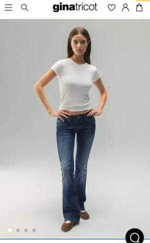 Blå bootcut jeans från Gina Tricot - Snygga lågmidjade blå bootcut jeans från Gina Tricot. Slutsålda online. Använda fåtal gånger🥰