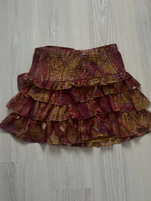 Zara kjol  - Jag säljer en jättefin kjol från Zara, vilket ej finns att köpa på deras hemsida längre. Den är i storlek M, men är insydd fint så den ungefär motsvarar XS/S. Ni kan skriva till mig privat om ni vill ha tydligare bilder eller om ni har några frågor!!❣️