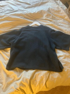 Svart stickad tröja från 157 - Mysig svart stickad tröja från 157 med rak passform och vida ärmar. Tröjan har rund halsringning och är tillverkad i ett mjukt, grovstickat material. Perfekt för lager-på-lager och chill dagar. Pris går att diskutera 💞