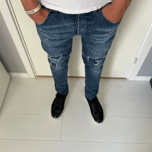 Dondup jeans george - Tja! Säljer nu dessa feta dondups jeansen! Jeansen är i fint skick med orginal slitningar och en fin tvätt på jeansen. Passar den kring 180 cm och 70-80 kilo. Nypris på jeansen är cirka 4000kr, Vid bilder eller frågor skriv privat!