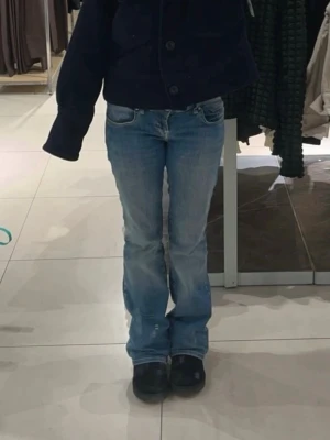Blå bootcut jeans från LTB - Säljer ett par ljusblå bootcut jeans från LTB med klassisk femficksmodell. Jeansen är lågmidjade och lite stretchiga. Perfekta till en avslappnad och trendig look. W25 L30. (Pris kan alltid diskuteras) 🩷🙌🏻
