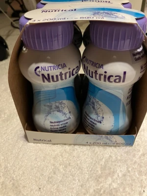 Nutrical Nutricia Nutrical näringsdryck 4-pack - Ett 4-pack Nutricia Nutrical näringsdryck med neutral smak. Varje flaska innehåller 200 ml och kommer i en praktisk kartongförpackning. Flaskorna är vita med blå detaljer och har lila skruvkork. Perfekt för extra energi och näring.