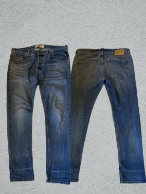 Blå Replay jeans med slitningar - Tjena säljer dessa asfeta jeans från replay, med en lite äldre look. W: 36 L: 34. De har ett pytte litet hål (se sista bilden).  Jeansen är i denim och har coola sömmar på bakfickan. Perfekta för en avslappnad streetstil.