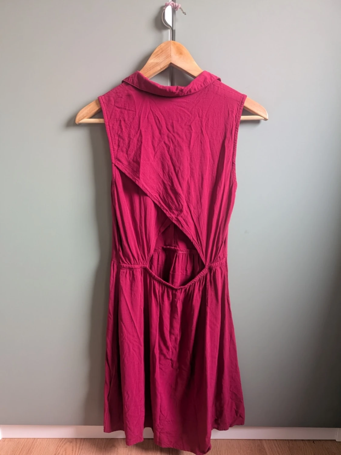 Mörkrosa ärmlös klänning med krage - 1