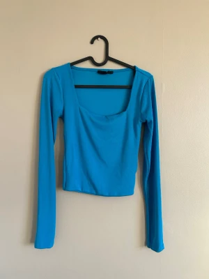 Blå topp - Blå långärmad topp från Amisu/New Yorker storlek S