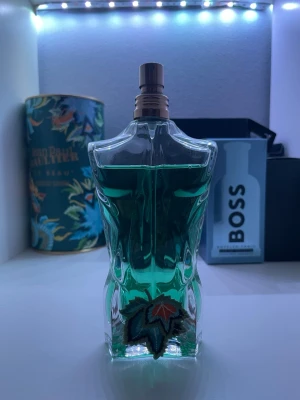 Le Male parfymflaska från Jean Paul Gaultier - Mängd enligt bild, kan sälja samples eller byta parfym. Kom om du har minsta lilla fråga! Checka gärna in min profil för kläder och parfym!📦