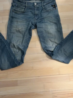 Replay anbass - Säljer ett par ljusblå replay anbass med skön slitning. Storlek W30 L32