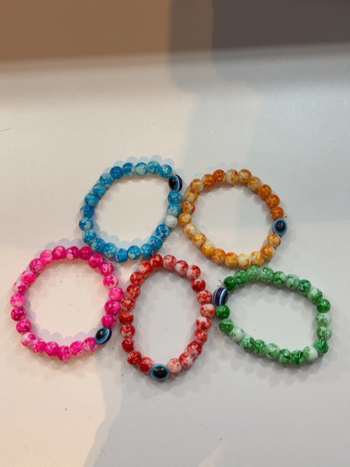 Färgglada pärlarmband med öga