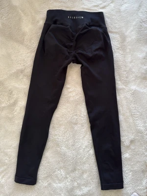 Relode tights - Säljer dessa tights från relode i modellen Aura seamless. Strl M, men lite små i storleken. Använda 2 ggr, så är i princip nya. Nypris: 699kr💕💕