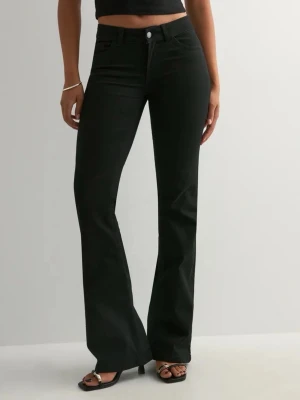 Svarta bootcut jeans med låg midja - Fina Nelly jeans i storlek 36. 36 motsvarar storlek S. Används inte då jeansen va för stora. Dem har bara testats på 1 gång sen inte använts mer. Kan inte skicka tillbaka jeansen då jag har tagit bort prislappen.