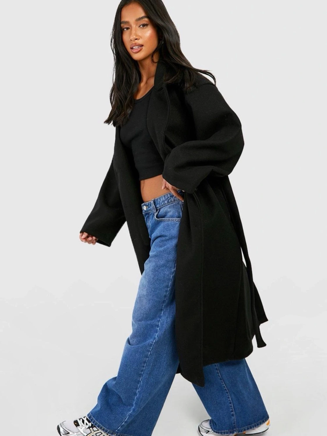 Svart lång kappa med lite oversized passform