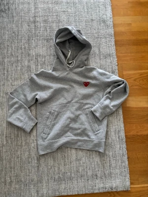 Cdg hoodie - Grå hoodie från comme des garcons. Storlek S. Fint skick. Hör gärna av dig vid frågor eller funderingar.