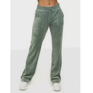 Juicy couture byxor Chinois Green - Säljer nu mina juicy byxor i färgen Chinois Green. Dom är näst in till helt oanvända. Jag tar betalning via Plick safepay (säkrare för båda)! Skriv till mig om ni har frågor/vill köpa❤️