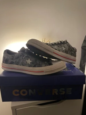 Converse x Sadboys - Collab med Converse och Sadboys. Tror dessa släpptes 2019. Otroligt coola mackor, lagom färgglada och design så man trillar av stolen. Mina är använda därav lite smuts, framförallt under sulan (går säkert att tvätta bort). Skorna kom med två uppsättningar olika skosnören, silver x2 och svart x2. Jag har tyvärr tappat bort 2 av dem så man får leva med att skorna har olika färg på snören. Kartong medföljer! 