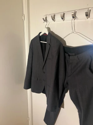 Hugo boss kostym - Hugo Boss kostym. Grå superfint skick.                  Nypris runt : 10 000kr. Vävd i Italien