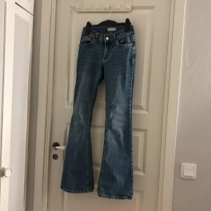 Blå jeans från Gina tricot  - Säljer dessa Bootcut jeans från Gina. Kommer inte till användning. Köpt för 500kr.