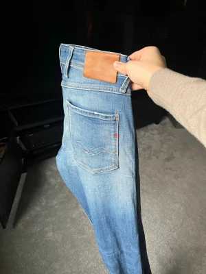 Replay anbass - Tja säljer nu dessa feta Replay anbass i nästan NYTT SKICK🤩🤩Lite urtvättade på läderlappen men annars i SUPERSKICK💪Storlek: 31/32. Hör av dig vid frågor eller behov av fler bilder🥰