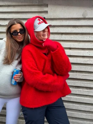 Röd mohair tröja  - Röd mohair tröja med v ringning. Så bra kvalitet o fin klar färg ❤️❤️❤️❤️❤️