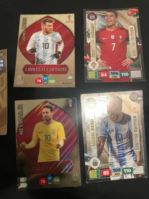 Panini Adrenalyn VM 2018 Limited Edition - Säljer 5 exklusiva Panini Adrenalyn Limited Edition samlarkort från FIFA World Cup 2018. Korten har färgstarka motiv med fotbollsspelare i landslagsdräkter, holografiska detaljer och statistik. Perfekt för dig som gillar samlarkort och fotboll. Big size/XL samt 2018 så sällsynta kort. Säljer alla i ett pack 
