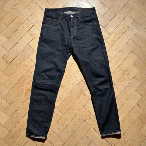Selvedge jeans - COS selvedge jeans. Vid köp av fler produkter erbjuds bättre pris. Skriv vid ytterligare frågor eller funderingar🤝 Storlek: 31/32. Mått: Längd 105 cm. Midja 41 cm.