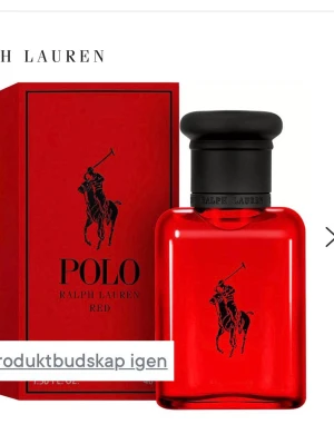Polo Red parfym från Ralph Lauren - Polo Red från Ralph Lauren är en parfym i en snygg röd glasflaska med svart kork och ikonisk logga. Doften är energisk och maskulin, perfekt för dig som gillar en fräsch och kraftfull stil. Kommer i matchande röd förpackning med svart tryck.