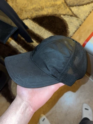 Svart gucci nylon  - Svart gucci nylon keps i ett magnefikt skick. Kepsen är äkta och skriv vid intresse, frågor och även fler bilder.